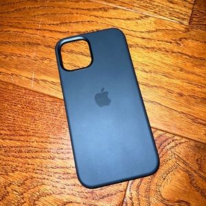 Apple Silicone iPhone 12/12 Pro Black MagSafe Case